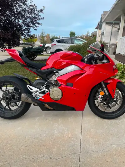 2018 Panigale V4 full Akropovic exhaust. Rizoma mirrors. Fully serviced. Clean bike ready to ride. $...