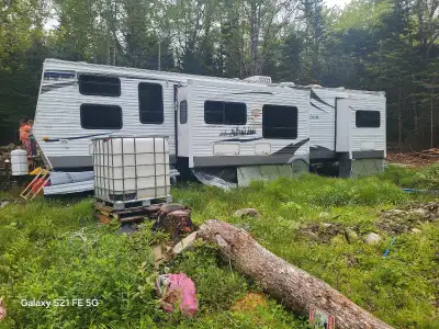 I have a 40 foot wild wood trailer. All the appliances work stove fridge ect . Has electric hot wate...