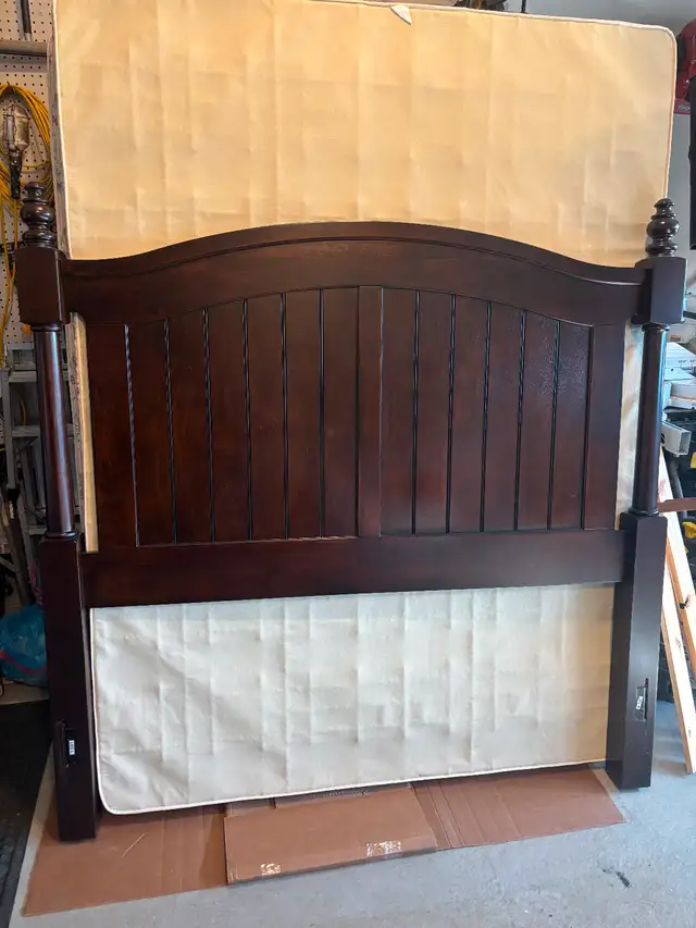 Queen size bed c/w headboard, footboard & frame in Beds & Mattresses in Strathcona County - Image 3