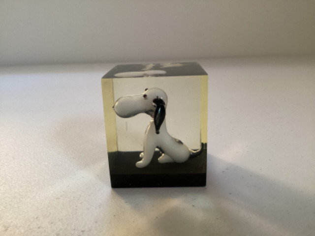 Lucite Resin Cube Paperweight with Beagle Puppy “Snoopy” Inside dans Décoration intérieure et accessoires  à Ouest de l’Île - Image 2