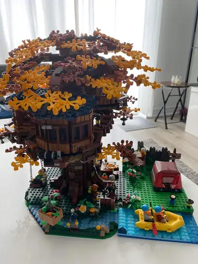 Complete build with all mini figures and leaf pieces. Original instructions included.
