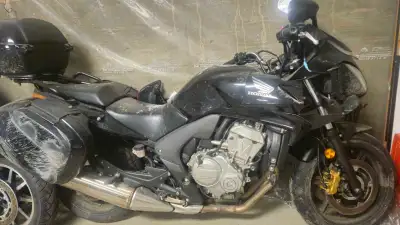 2011 Honda CBF 600 low Km 10000km only Salvage title due to front impact. Project or for parts.