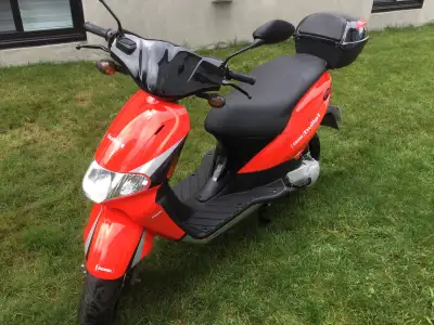 Scooter Derbi Bullet Atlantis 2008. Kilométrage: 4474km original. Conçu et fabriqué en Espagne. Un s...