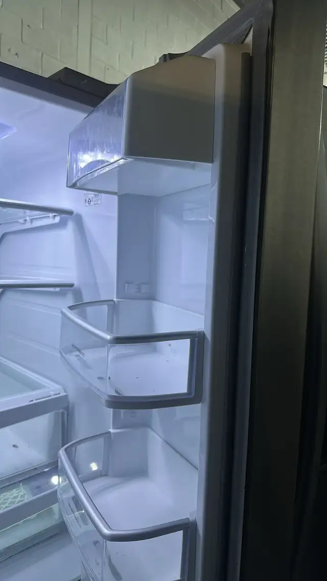 LG Refrigerator in Refrigerators in City of Montréal - Image 4