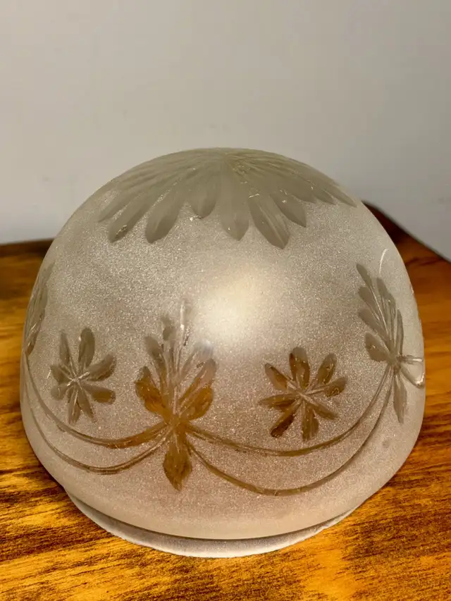 Frosted Antique Glass Lamp Shade in Indoor Lighting & Fans in City of Montréal - Image 4
