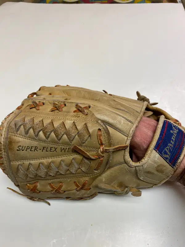 VINTAGE BOBBY MURCER YANKEES SPALDING LHT BASEBALL GLOVE 42-336 in Hobbies & Crafts in Oakville / Halton Region - Image 3