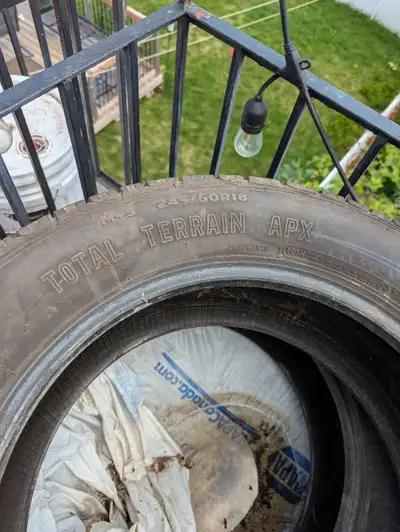 3 pneus d'hiver pour les auto Mazda 18 pouce . 245/60R18. Il es en bonne état , il était sur mon aut...