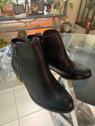Women’s size 7 Brand new Genuine leather, authentic Kensie 249-359-8942