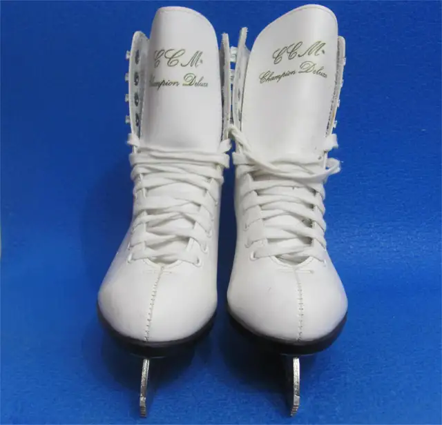 New CCM Skates Size-9 (Inner length 25cm/10'') Dwight in Skates & Blades in Muskoka - Image 4