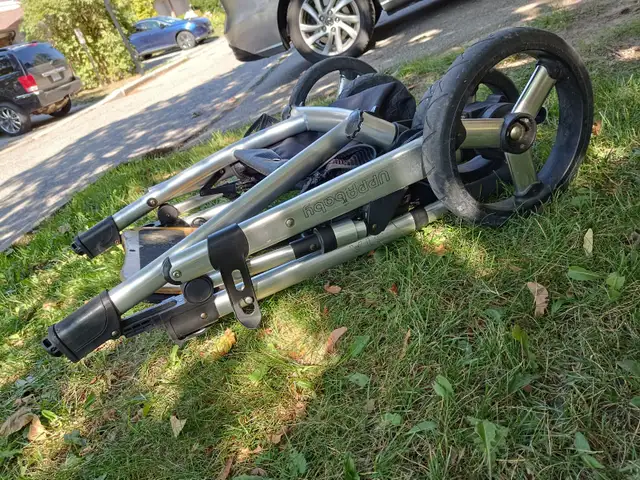 Uppababy Vista Stroller with Bassinet - Clean, Perfect Condition in Strollers, Carriers & Car Seats in City of Toronto - Image 9