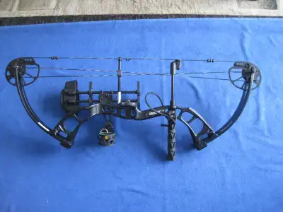 Bear Cruzer G2 Compound Bow (26/70) with Plano hard case, sling,6-arrows and release. The Bear Cruze...