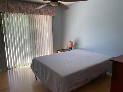 Upstairs Bright clean and spacious bedroom available May 1st ! Peaceful neighborhood , convenient lo...