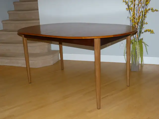 Gorgeous Refinished Solid Teak Mid Century Modern Table in Dining Tables & Sets in Calgary - Image 4