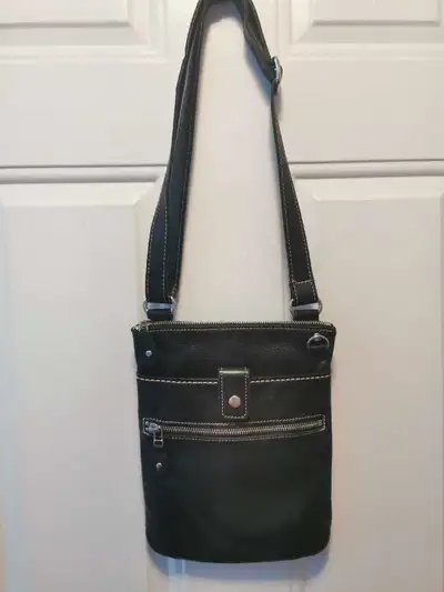 This is a stylish, used ROOTS Canada Cervino Crossbody bag, perfect for everyday use. The black leat...