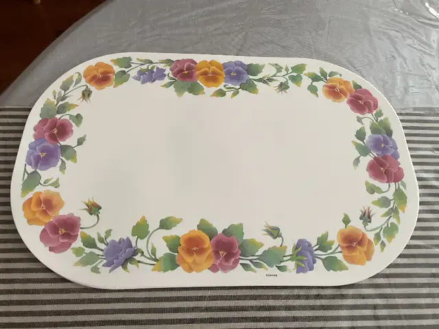 8 NEW CORNING REVERSIBLE CORELLE Vinyl Placements (Summer Blush) in Kitchen & Dining Wares in Oakville / Halton Region - Image 3