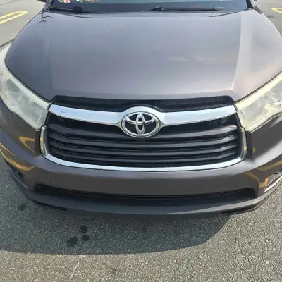 Selling my reliable Toyota Highlander LE 2015, featuring AWD and a robust engine for all-weather per...