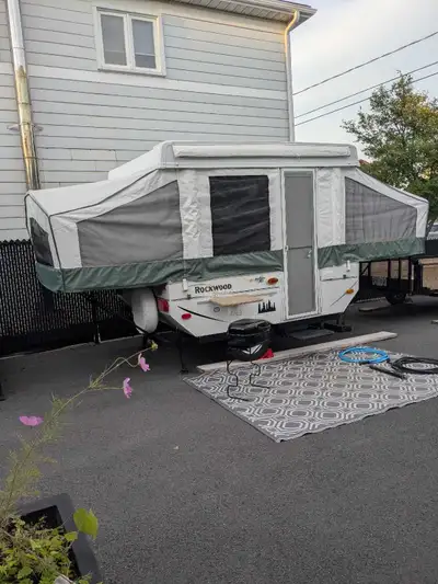 Je vends ma tente roulotte Rockwood,est équipée d'une cuisinière, d'un évier et d'un petit réfrigéra...