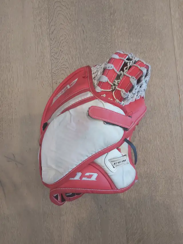 CCM Extreme Flex 4 Goalie Pads 31+1, Blocker and Glove in Hockey in Calgary - Image 4