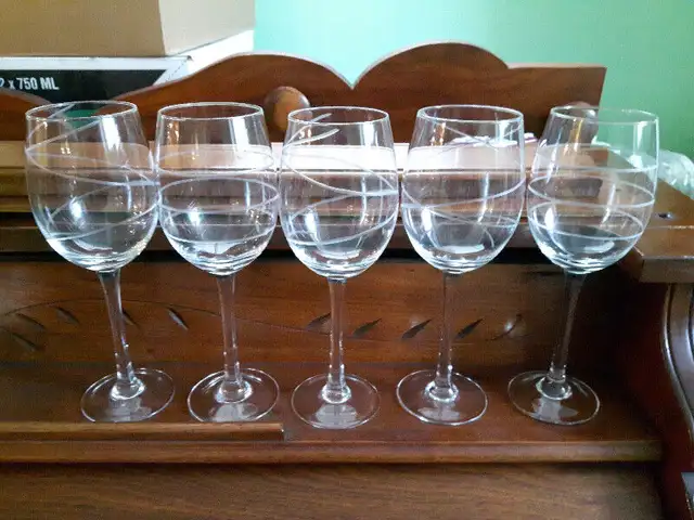 Five (5) Beautiful Wine Glasses62863260800897125