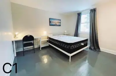 Very conveniently located downtown single home with parking. There are bus stops and supermarkets wi...