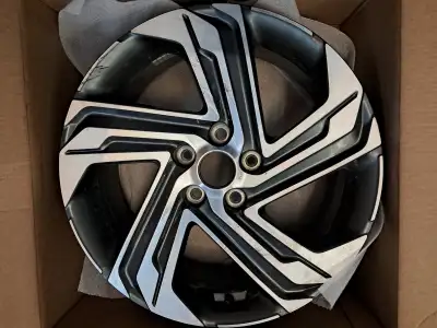 Came off 2023 Hyundai Santa Fe Slight scratches 18 inch 1 only