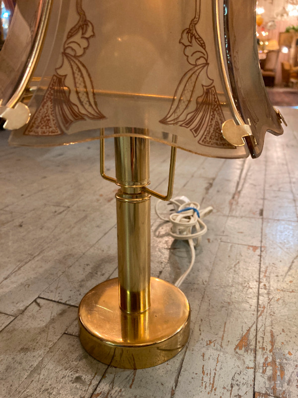 Lampe de table vintage 1980 en verre laiton moderne dans Art et objets de collection  à Ville de Montréal - Image 3