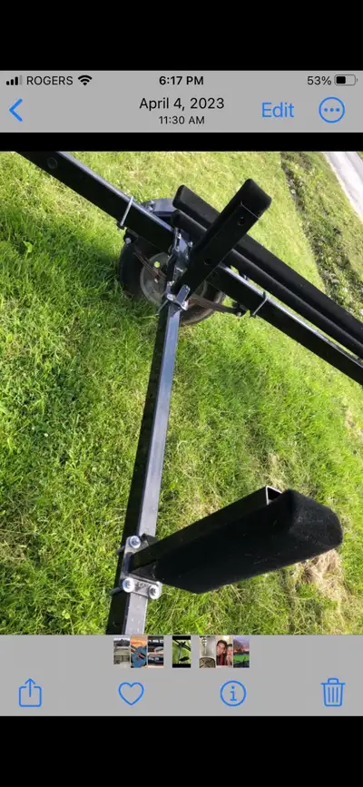 For sell a set of pontoon guides. that, make the loading and unloading pontoon on the trailer, easy...