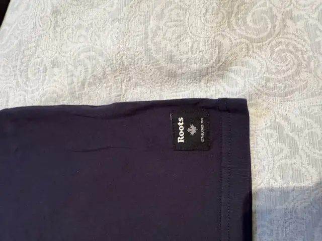 Roots boys small navy blue illusion tee LS with black sleeves in Kids & Youth in Windsor Region - Image 3