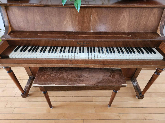 Small upright antique piano in Pianos & Keyboards in Edmonton - Image 4