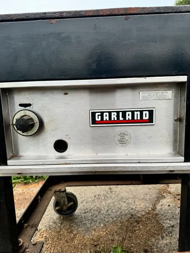 Garland commercial 3 Burner unit on wheels - Natural gas in Industrial Kitchen Supplies in Norfolk County - Image 3