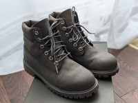 LIKE NEW Youth/Boys/Junior Timberland boots SIZE 3.5