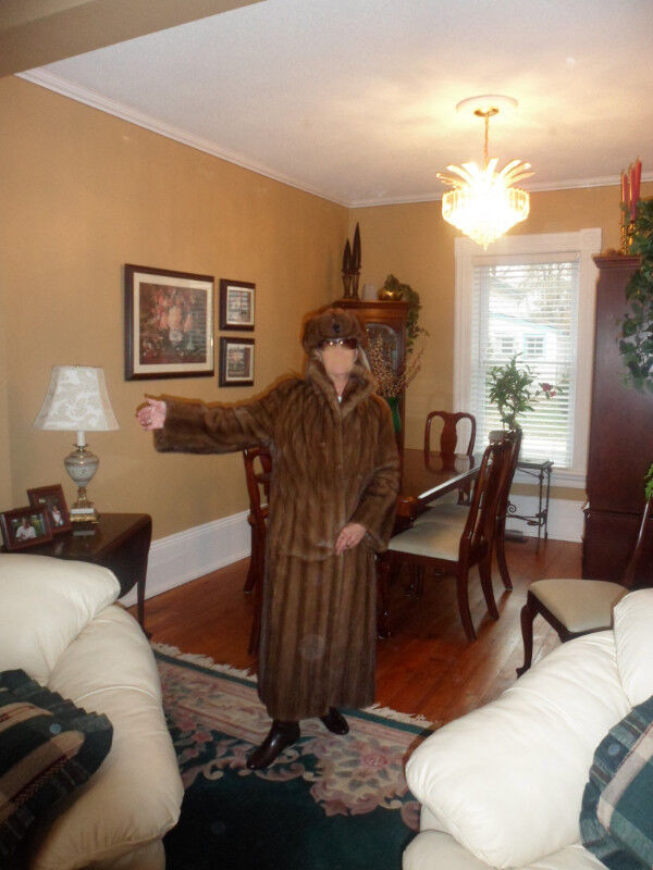 FULL LENGTH (48in) MINK COAT AND MATCHING HEAD BAND in Women's - Tops & Outerwear in Brockville - Image 2