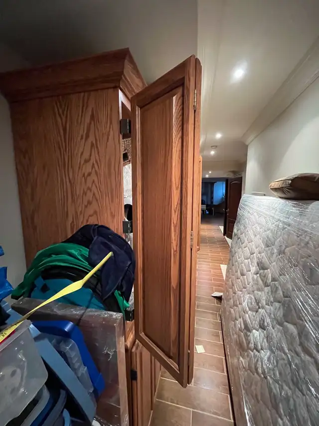 Solid oak wardrobe / custom made 2 pieces in Dressers & Wardrobes in City of Toronto - Image 6