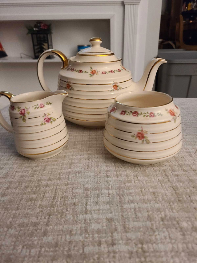 Sadler vintage Tea set in Arts & Collectibles in St. Catharines