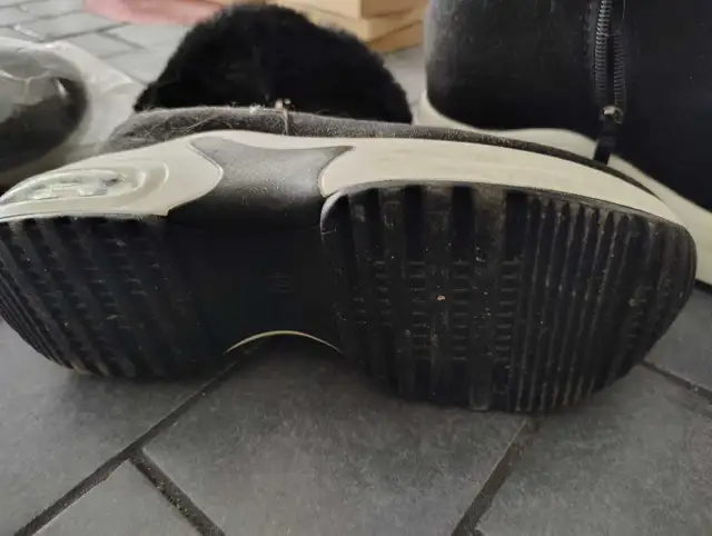 winter boots in Women's - Shoes in Calgary - Image 3