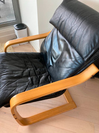 Chaise de cuir noir IKEA modèle POANG. Excellente condition