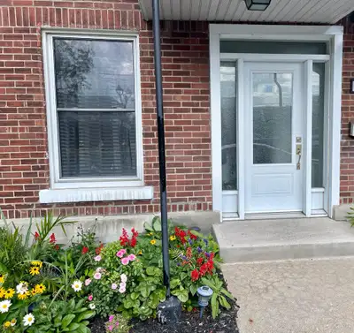 Bel appartement lumineux avec grande cour privée Prix : $2485 CAN Loyer mensuel, chauffage non inclu...