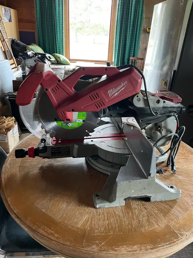 Milwaukee 12 inch compound sliding mitre saw in Power Tools in Pembroke - Image 3