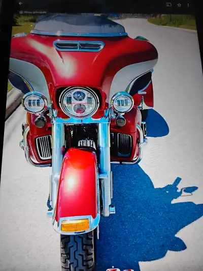 Harleydavidson trike2019 trois roues, très propre comme une neuve garantie jusqu'au 31 juillet 2025....