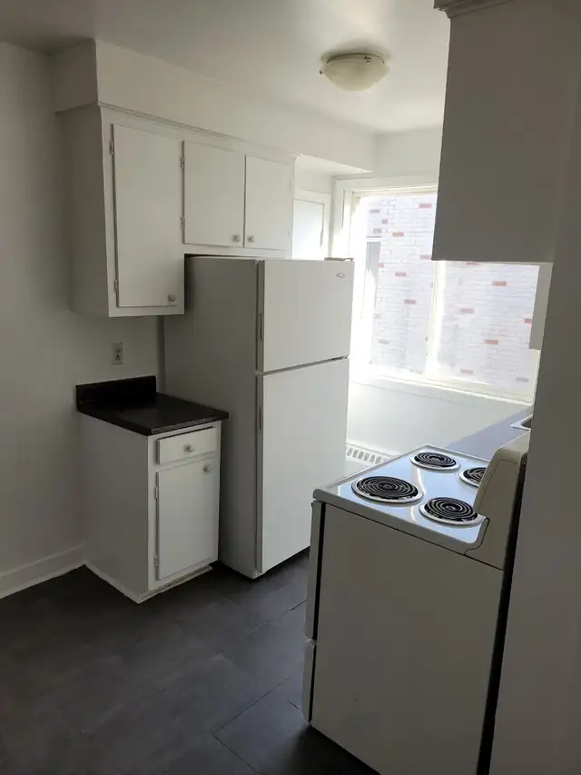 Lasalle Grand 3 ½ disponible pour mars.