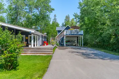 Welcome to this charming cottage with a cozy loft, located in Albert Beach , Traverse Bay Mb ... per...