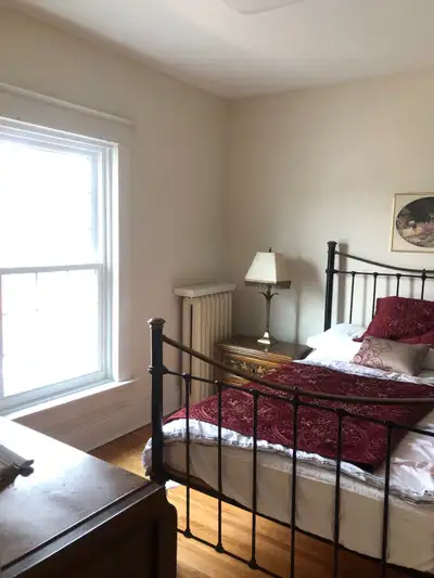 Lovely large upper duplex 1-bedroom apartment ideal for professional or postgraduate work in walking...