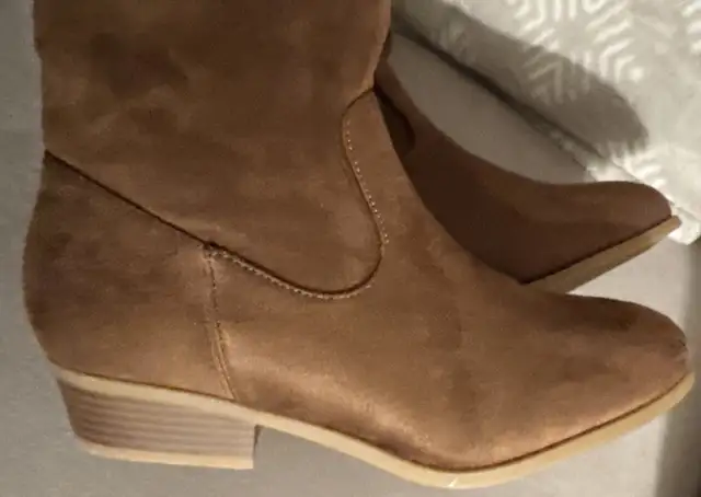 New Woman’s Boots 9 in Women's - Shoes in Markham / York Region - Image 8