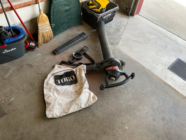 Toro electric leaf blower/vacuum in Lawnmowers & Leaf Blowers in Edmonton