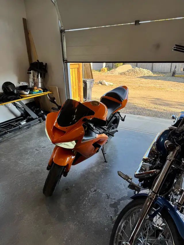 2004 Kawasaki zx6R (636) in Sport Bikes in Medicine Hat - Image 4