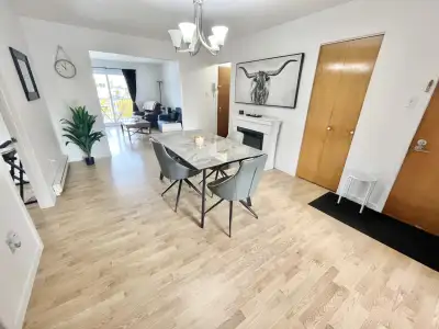 Grand 5½ – 3e étage – À 2 pas du centre d’achat! Libre le 1er novembre Très bien situé sur le boulev...