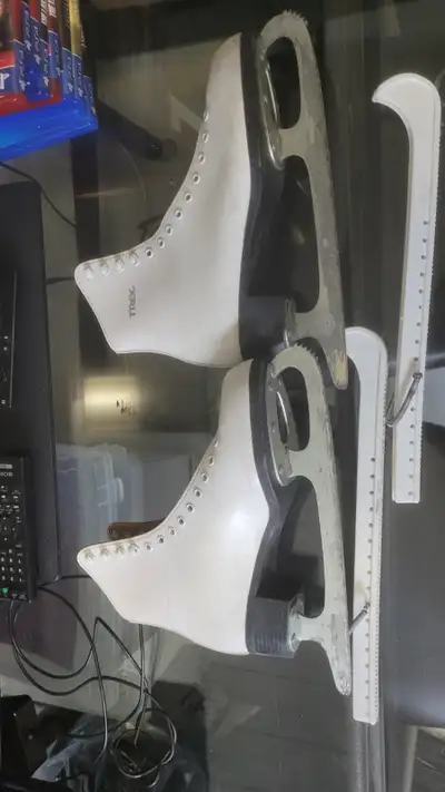 Selling womans skates adult/teen size 7-8. CCM good condition if intrested leave me your number I wi...