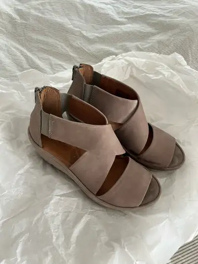 Clarks Women's Wedge heels Sandals Size 5.5  6, View more