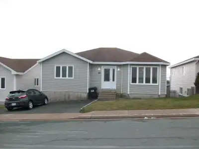 Very nice and spacious 4 bedroom house. Has laminate and hardwood flooring throughout and was recent...