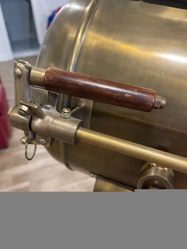 Brass floor lamp in Indoor Lighting & Fans in Markham / York Region - Image 6